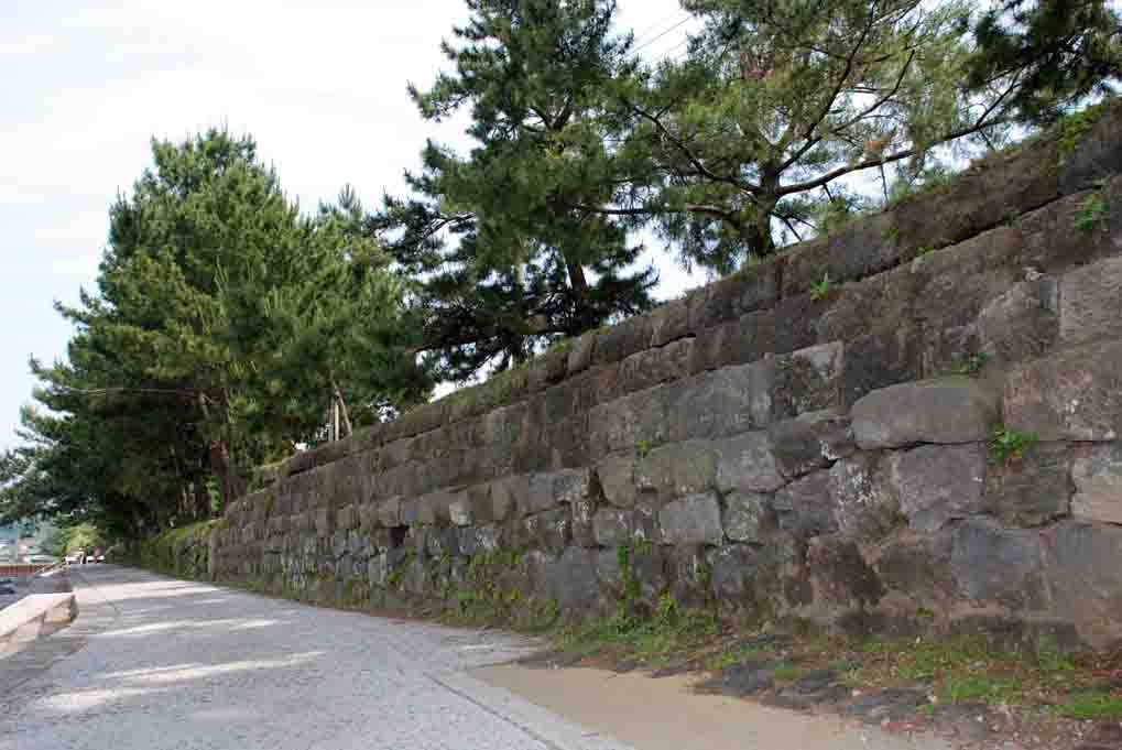 屋敷跡石垣と隼人松原