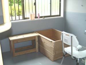 地杉の浴槽を備えたお風呂